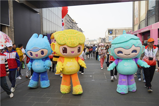 西湖边的“最美人墙”迎来了亚运吉祥物