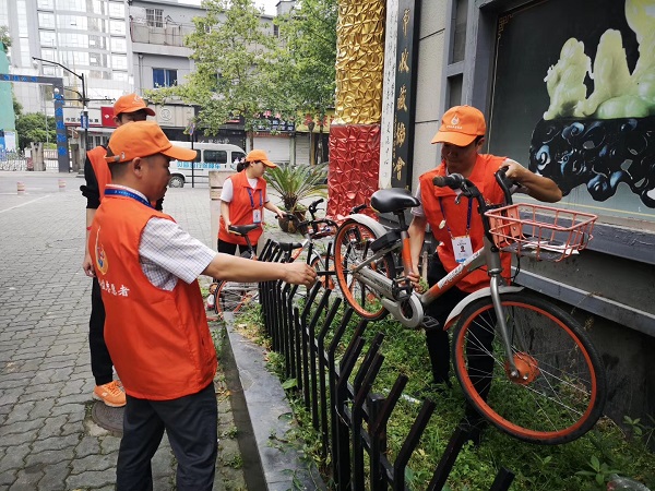 温暖的身影 国庆期间千余志愿者服务杭州湖滨步行街