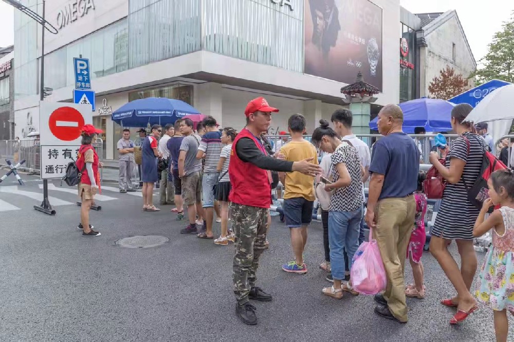 手拉手文明交通劝导服务
